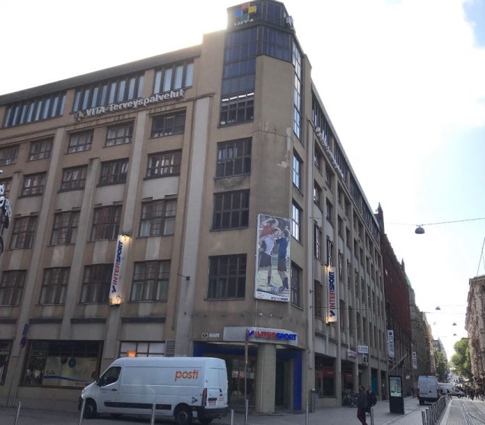 Mikon katu 7 on kuusikerroksinen rakennus ja se sihjaitseeva Mikonkadun ja Yliopistonkadun kulmassa.