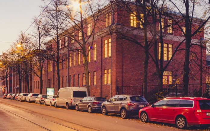 Vallilan hotelli rakenntanaa vanhaan punatiiliseen konepajarakennukseen.